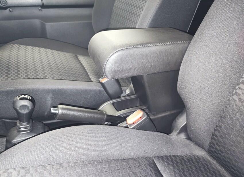 Suzuki Jimny (dal 2018) - bracciolo - installazione ad incastro