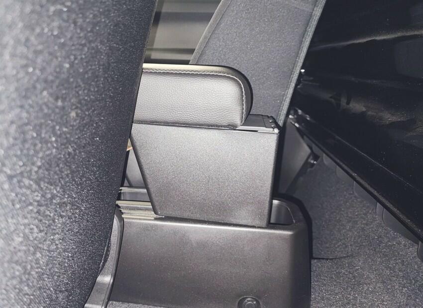 Suzuki Jimny (dal 2018) - bracciolo - installazione ad incastro