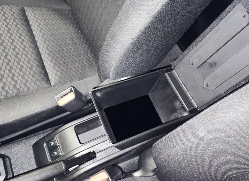 Suzuki Jimny (dal 2018) - bracciolo - installazione ad incastro