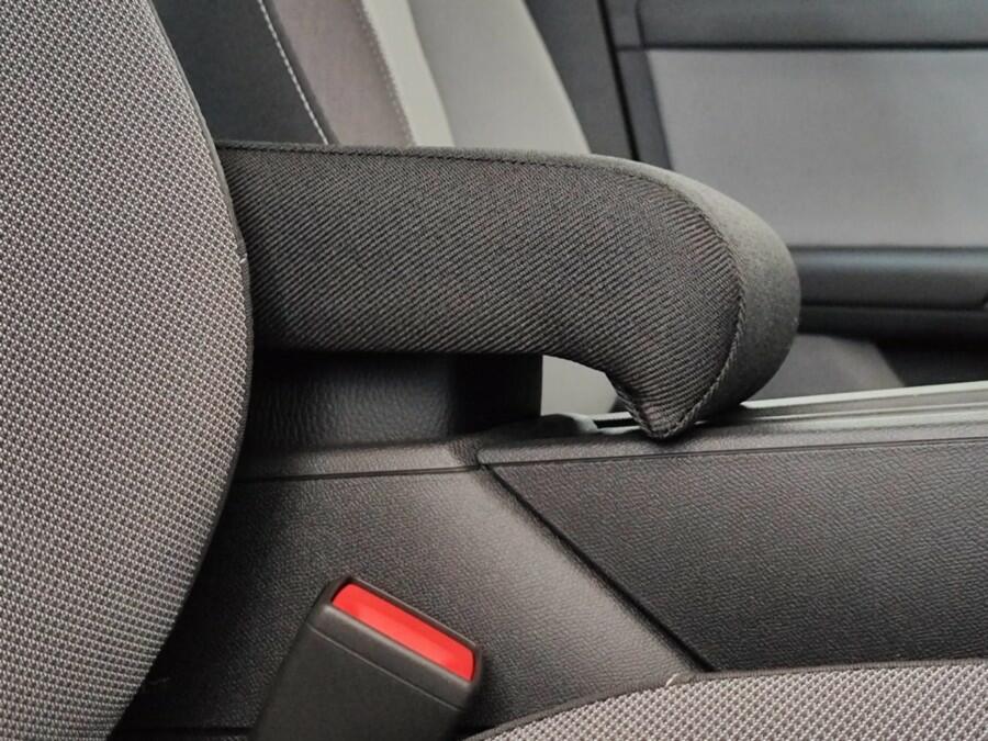 セアト・レオン（2020年以降）- アームレスト- プラグイン式取付システム