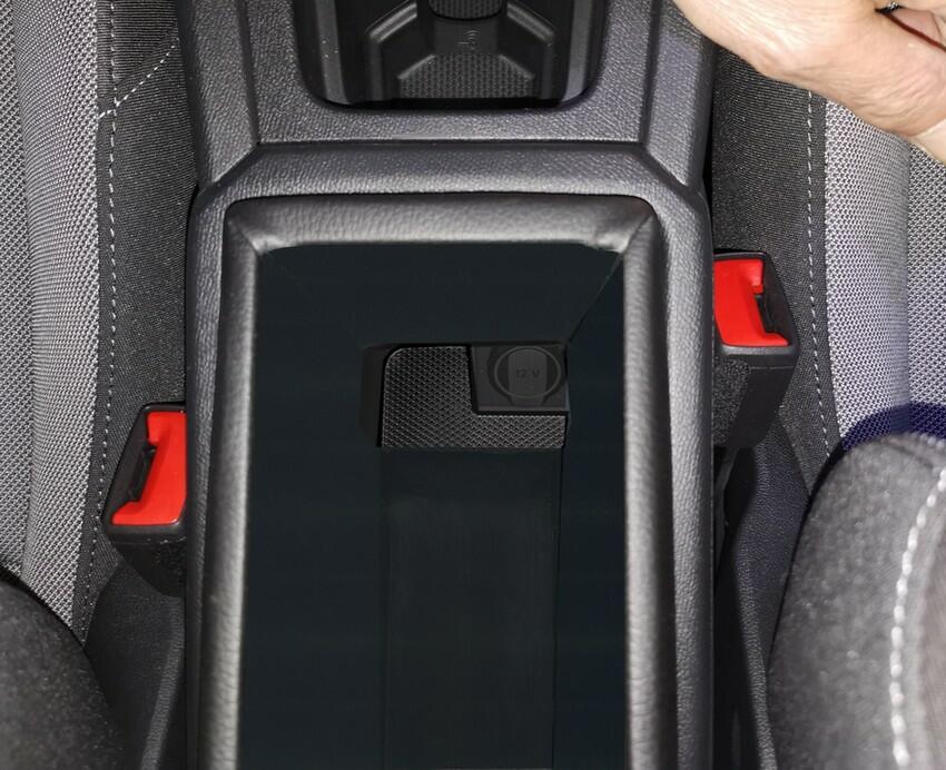 セアト・レオン（2020年以降）- アームレスト- プラグイン式取付システム