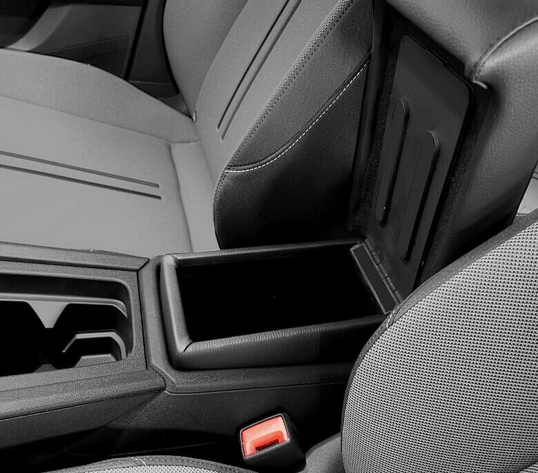 セアト・レオン（2020年以降）- アームレスト- プラグイン式取付システム