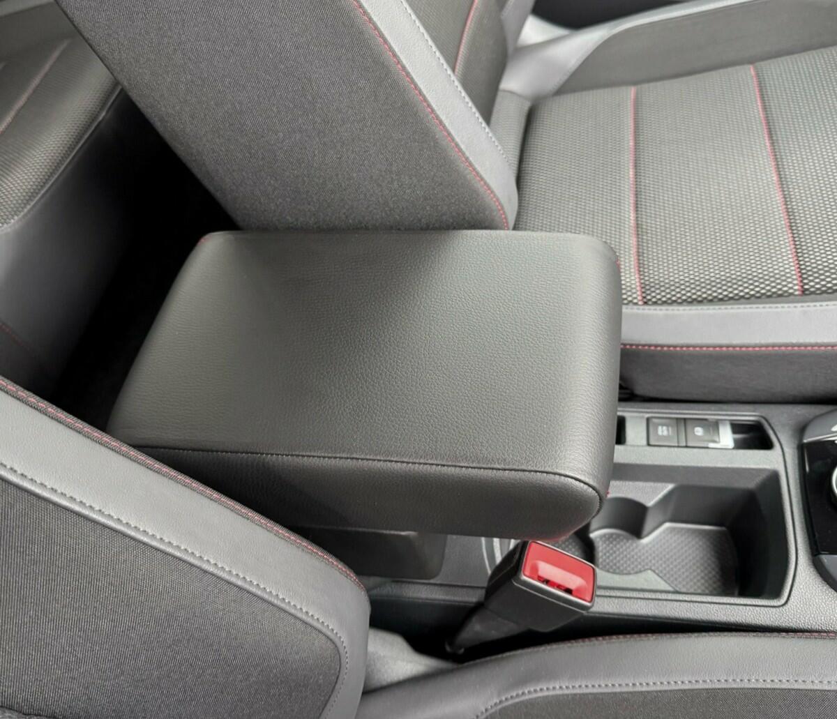 フォルクスワーゲン T-Rocアームレスト - 目に見えないインスタレーション