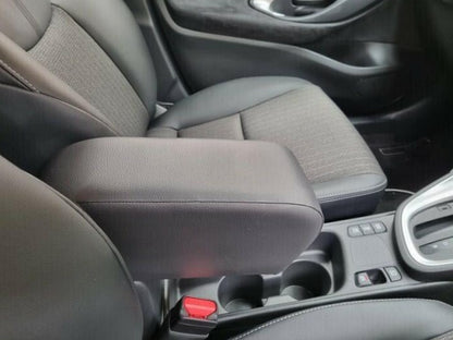 Toyota Yaris Cross armrest